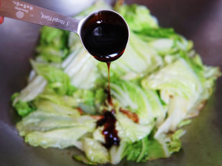 10、白菜炒木耳,放入蚝油提鲜调味，煸炒片刻，