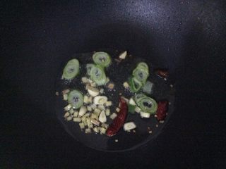 5、酸辣鸡胗,放比平时炒菜稍多点油，爆香葱姜蒜大料辣椒（我怕不辣，又加了个辣椒）