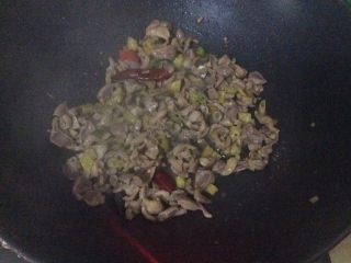 8、酸辣鸡胗,加入泡椒丁
