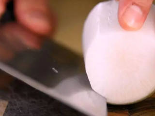 1、教你腌又脆又酸的萝卜条，一看就懂！,白萝卜切段，平刀片下萝卜皮