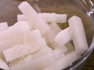 3、教你腌又脆又酸的萝卜条，一看就懂！,放入碗中，用盐腌制15分钟