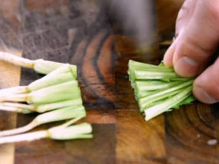 4、教你腌又脆又酸的萝卜条，一看就懂！,香菜洗净，切根须备用