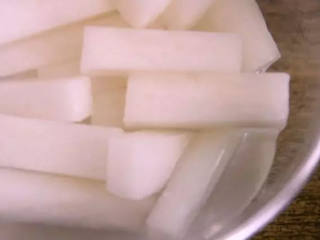 5、教你腌又脆又酸的萝卜条，一看就懂！,.萝卜出水后，洗净，挤干水分备用