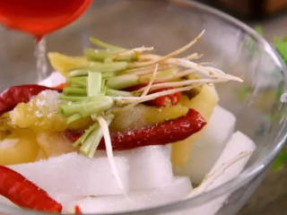 6、教你腌又脆又酸的萝卜条，一看就懂！,放入泡姜、泡椒、糖、醋、香菜根，拌匀