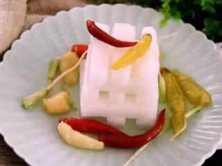 7、教你腌又脆又酸的萝卜条，一看就懂！,腌制30分钟，摆盘，淋上汁水即可