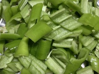 2、辣炒腊肉,青辣椒切段。