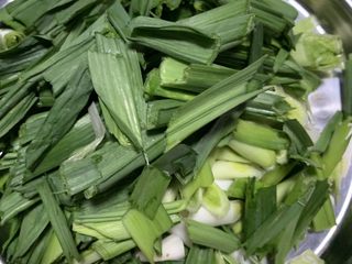 3、辣炒腊肉,蒜叶切段。