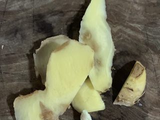 4、辣炒腊肉,姜切片切几片备用。