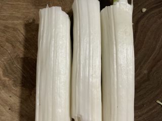 5、辣炒腊肉,大葱段掰长段备用。