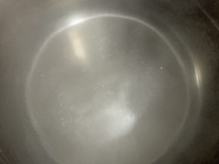 6、辣炒腊肉,起锅烧水。