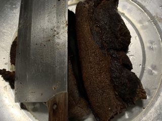 8、辣炒腊肉,用刀刮干净。