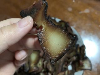 11、辣炒腊肉,取出切片。