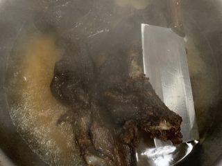 9、辣炒腊肉,热水清洗一遍。