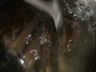 10、辣炒腊肉,最后皮朝下煮40分钟，水煮的时候了加入葱段和姜片。