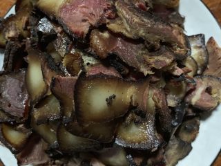 12、辣炒腊肉,装盘备用。