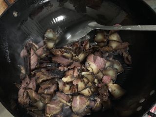 15、辣炒腊肉,加入腊肉。