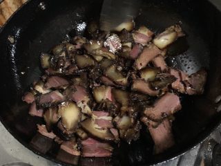 16、辣炒腊肉,翻炒均匀。