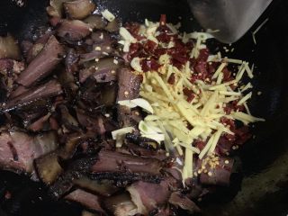 17、辣炒腊肉,加入配料，可在一边锅里翻炒几下。