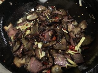 18、辣炒腊肉,翻炒均匀。