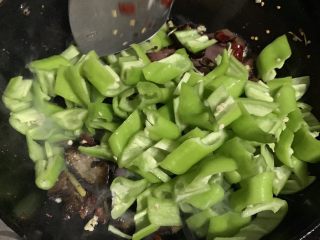 19、辣炒腊肉,加入青辣椒。
