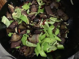 20、辣炒腊肉,翻炒均匀。