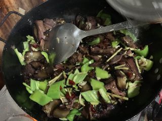 21、辣炒腊肉,加入清水。