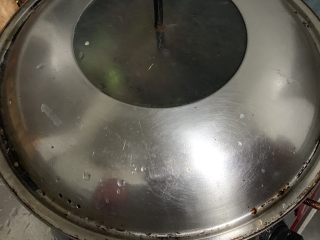 22、辣炒腊肉,盖盖子焖2分钟。