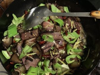 23、辣炒腊肉,开盖翻炒均匀。