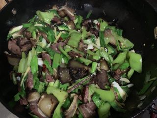 25、辣炒腊肉,翻炒均匀，适当加入味精或是食盐，因为腊肉本身有盐了，要记得尝了咸淡再选择要不要加盐。