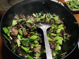 26、辣炒腊肉,最后翻炒均匀即可出锅。