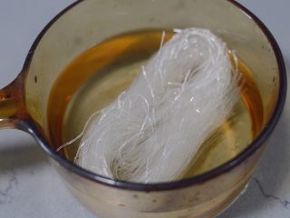 2、蒜蓉粉丝蒸金针菇,粉丝提前用冷水泡软