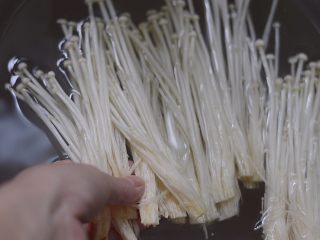 4、蒜蓉粉丝蒸金针菇,金针菇撕开冲洗干净