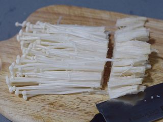 5、蒜蓉粉丝蒸金针菇,切去根部不要