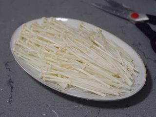 6、蒜蓉粉丝蒸金针菇,均匀的铺在粉丝上，待用