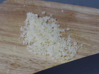 8、蒜蓉粉丝蒸金针菇,切成细小的蒜末；也可以用搅拌机打成蒜泥