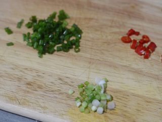 9、蒜蓉粉丝蒸金针菇,葱白葱绿分别切碎，小米辣切丁