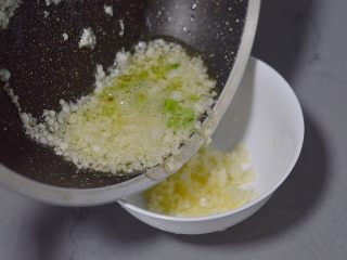 12、蒜蓉粉丝蒸金针菇,倒入剩下一半的蒜末碗里