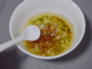 14、蒜蓉粉丝蒸金针菇,再加入白糖和少许盐