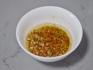 15、蒜蓉粉丝蒸金针菇,拌匀，蒜蓉汁就做好了，也可以作为蘸料直接吃，非常香