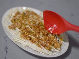 16、蒜蓉粉丝蒸金针菇,均匀的铺在金针菇上面