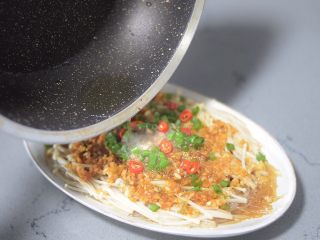 19、蒜蓉粉丝蒸金针菇,淋上滚油即可