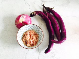 1、酱爆茄子,准备好食材,香葱忘记入镜