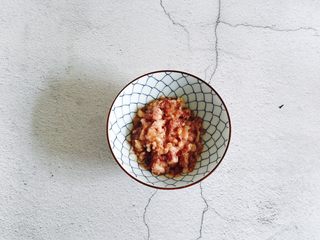 2、酱爆茄子,猪肉洗净剁成肉末,加入适量的料酒、生抽、玉米淀粉拌匀腌制五分钟