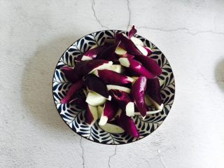 3、酱爆茄子,茄子洗净滚刀切块,放入清水浸泡防止氧化