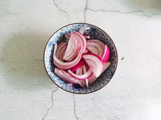 4、酱爆茄子,洋葱清洗一下切段备用