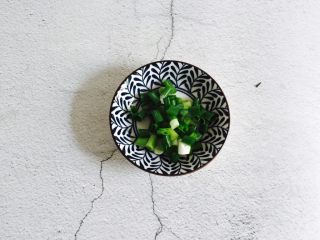 5、酱爆茄子,香葱洗净切圈备用