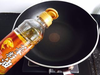 6、酱爆茄子,锅中倒入菜籽油