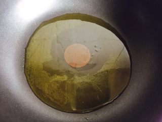 7、酱爆茄子,加热至微微冒烟