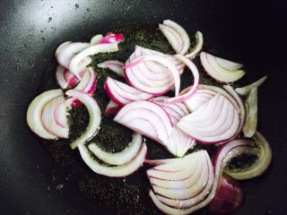 8、酱爆茄子,入洋葱爆香