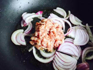 9、酱爆茄子,放入肉末